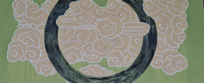 Gemaltes Wolkenmotiv mit großem schwarzen Kreis auf grünem Hintergrund.