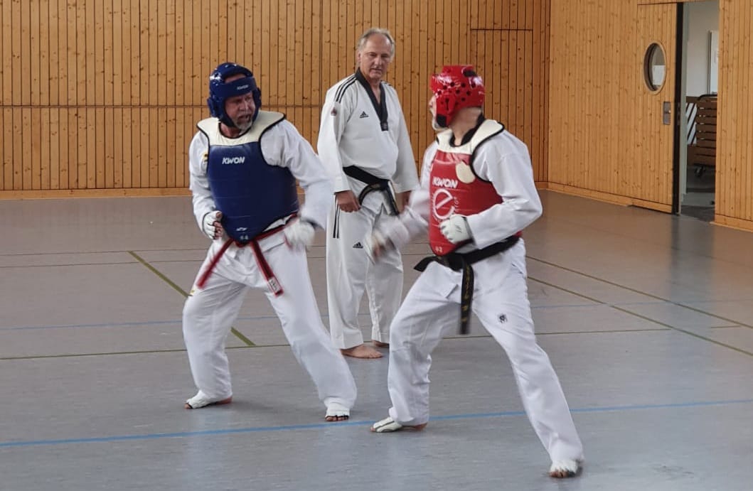 Rainer Denschlag in einer Sparring-Szene für seine Dan-Prüfung.