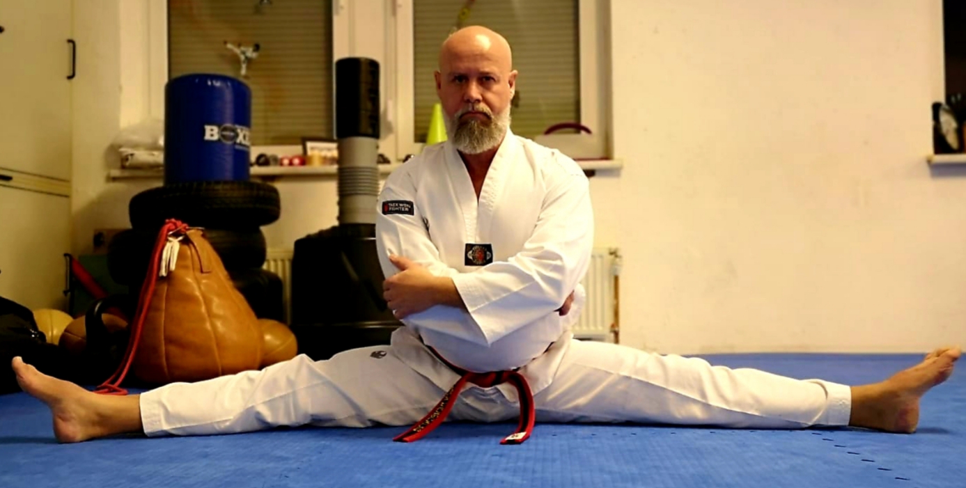 Rainer Denschlag im Spagat beim Training zu Hause.