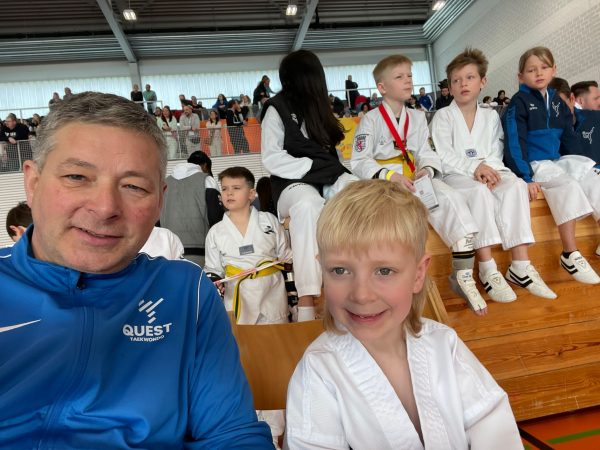 Autor_Mike_McKenzie_mit_jungen_Sportlern