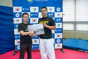 Meister_Jeong_rechts_mit_Poomsae-Experte_Ik-pi_Kang_in_Korea