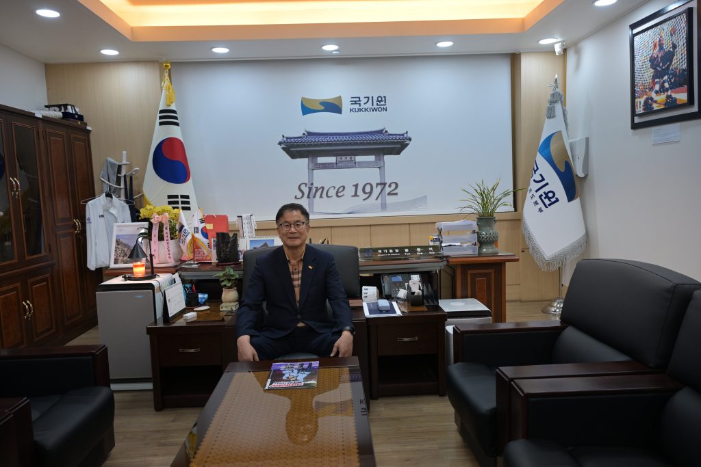 Kukkiwon Präsident Ung-suk Yun in seinem Büro im Kukkiwon