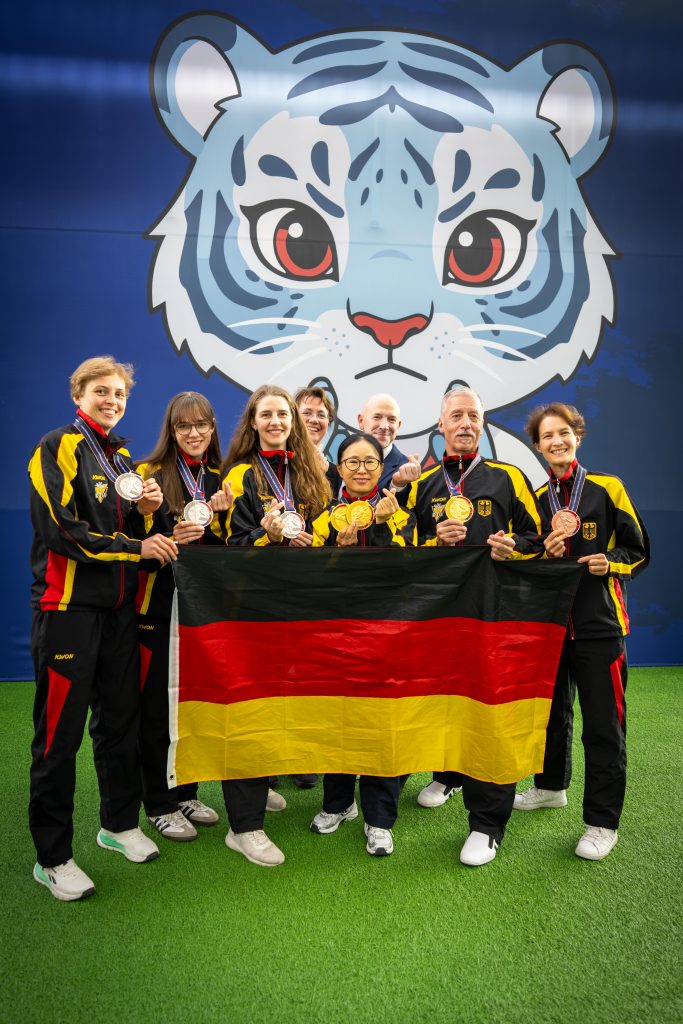 Die Medaillengewinnerinnen und -gewinner mit Kathin Paschke und Marcus Ketteniß